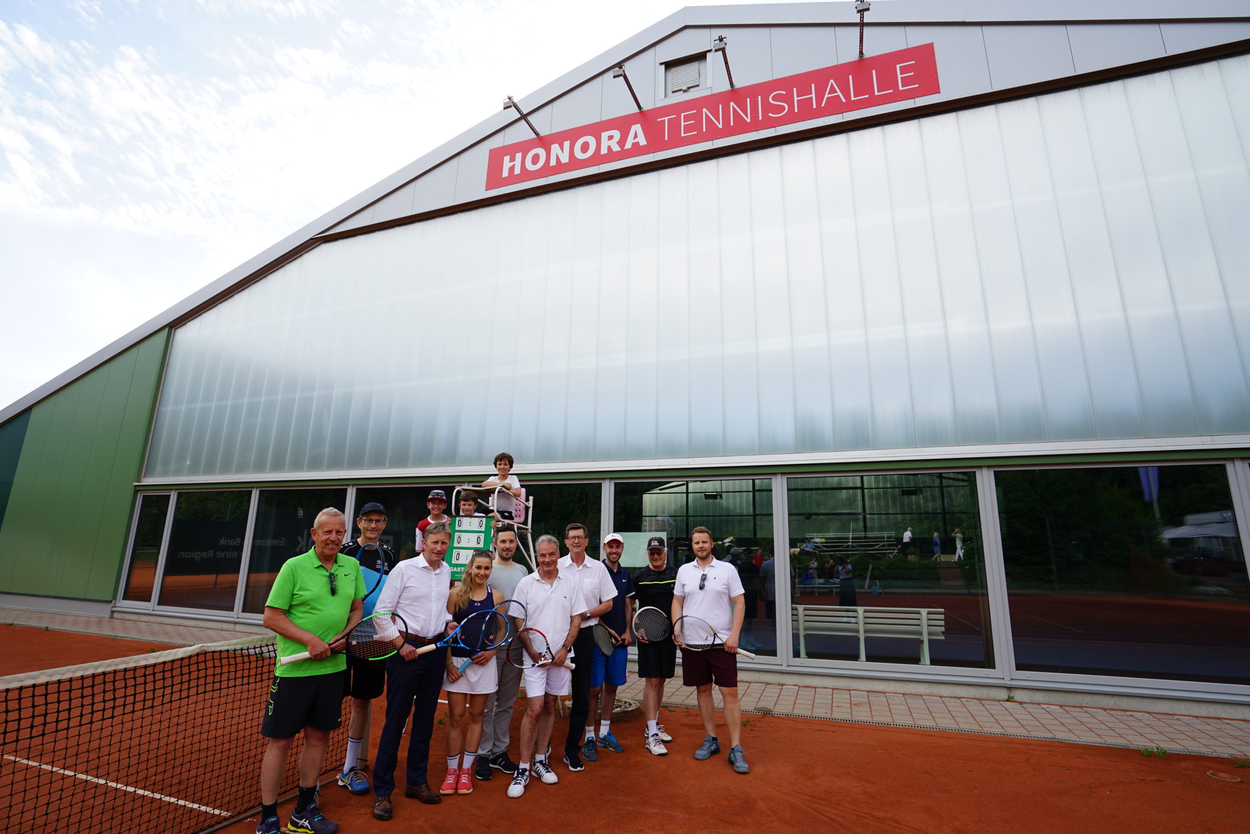 Die Honora Hausverwaltung sponsert die neue Tennishalle des TC Neusäß e.V.