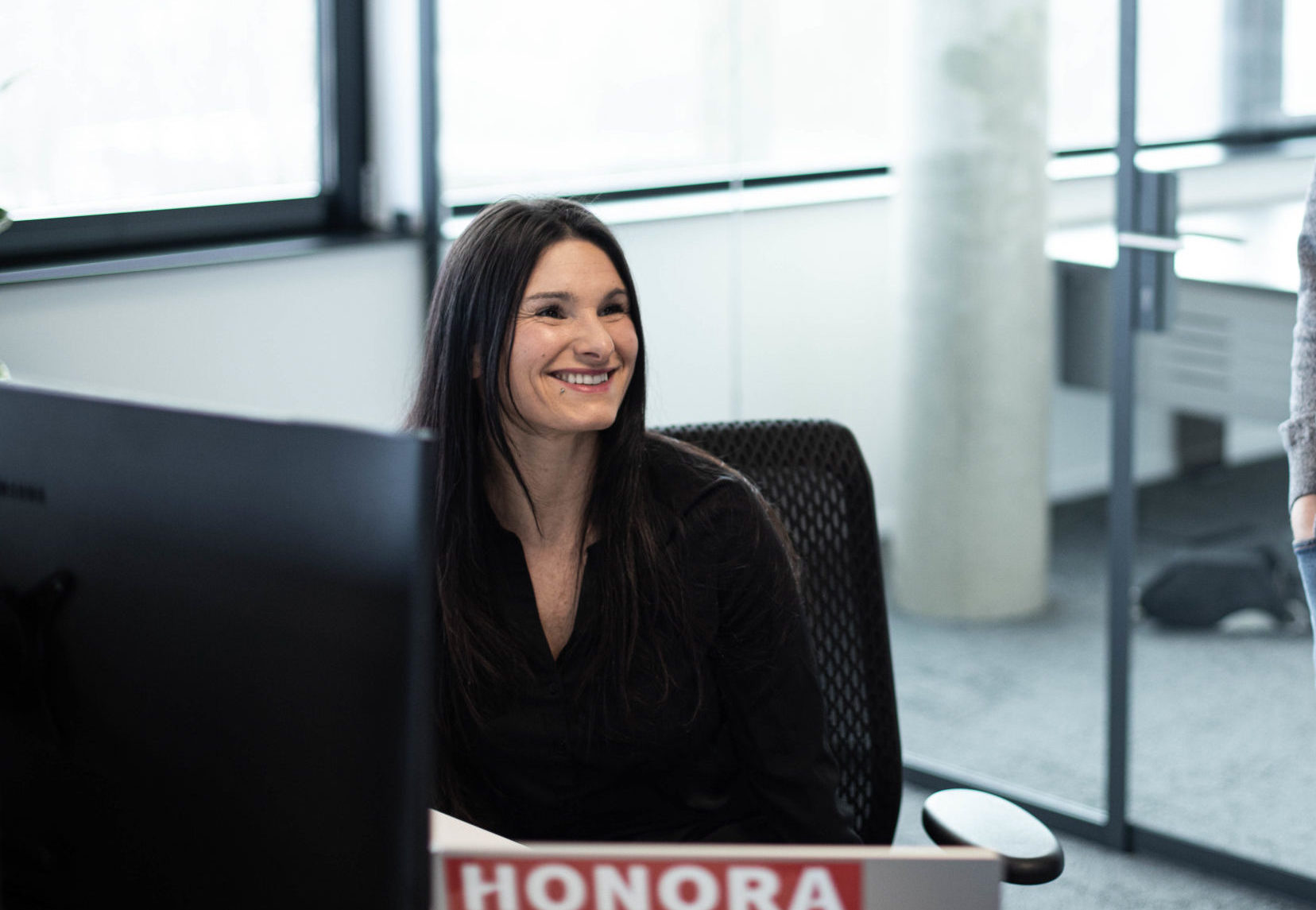 Verena Meier, Ressortleitung Personal bei Honora, lächelt in die Kamera.