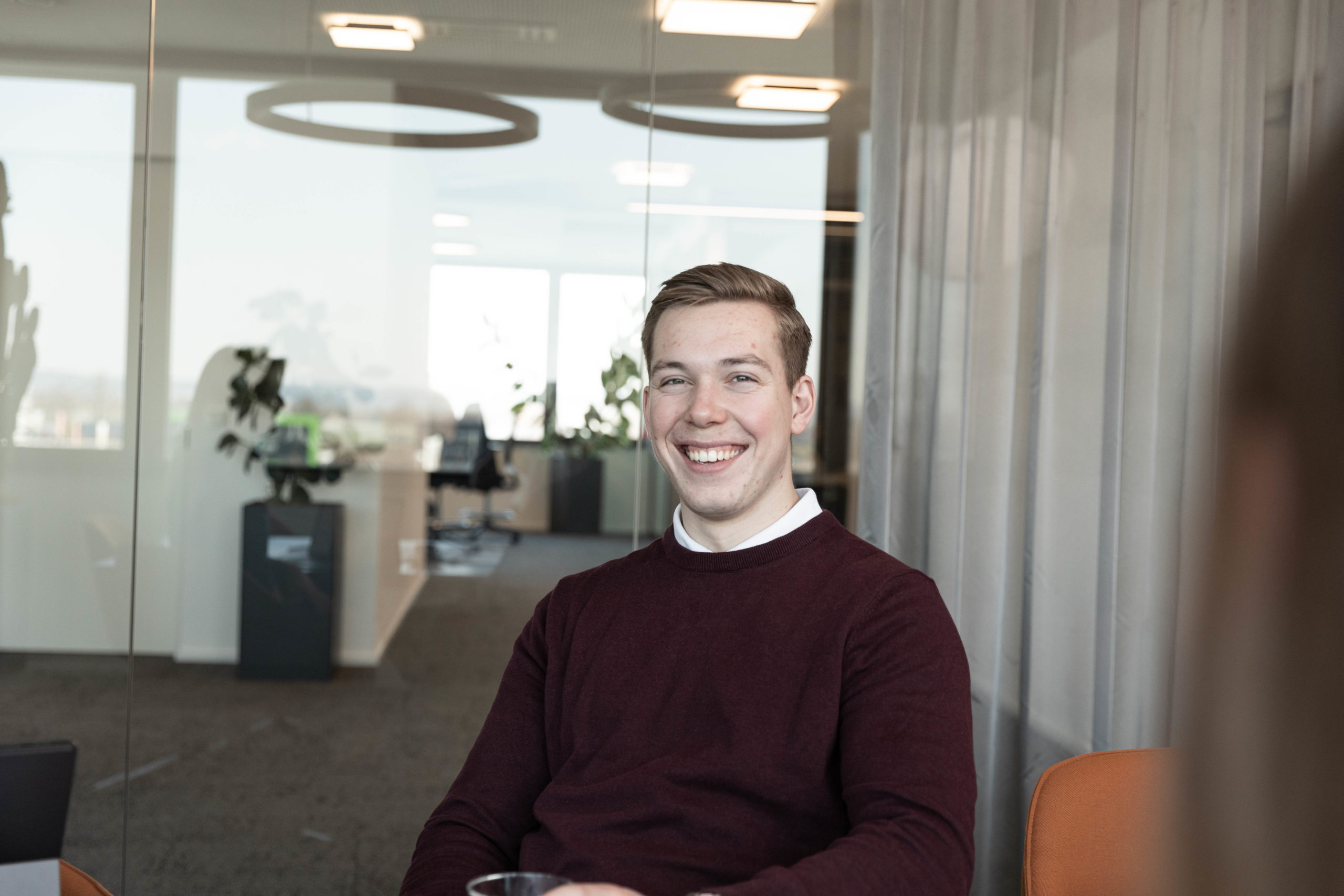 Immobilienmakler Vincent Gaugigl freut sich, wenn er Kunden beim Immobilienkauf helfen kann.